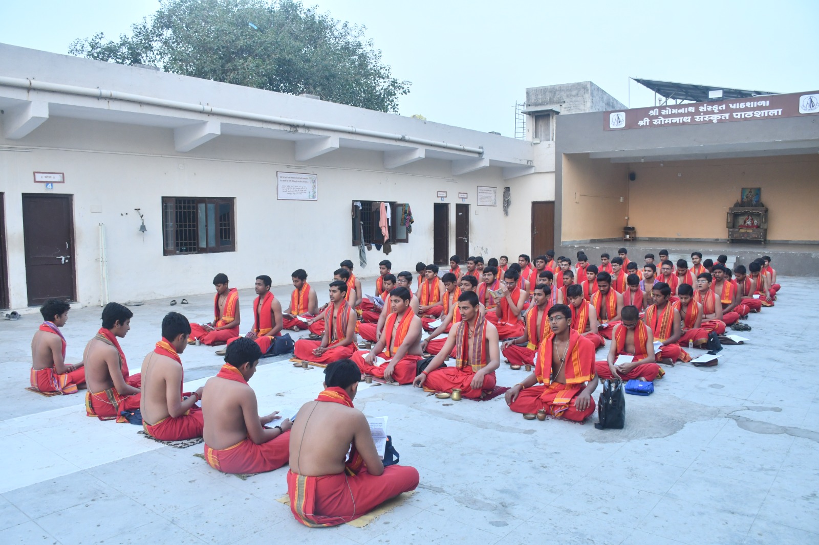સોમનાથ સંસ્કૃત પાઠશાળામાં બાળકોને ભણાવાય છે આધ્યાત્મિક જ્ઞાન