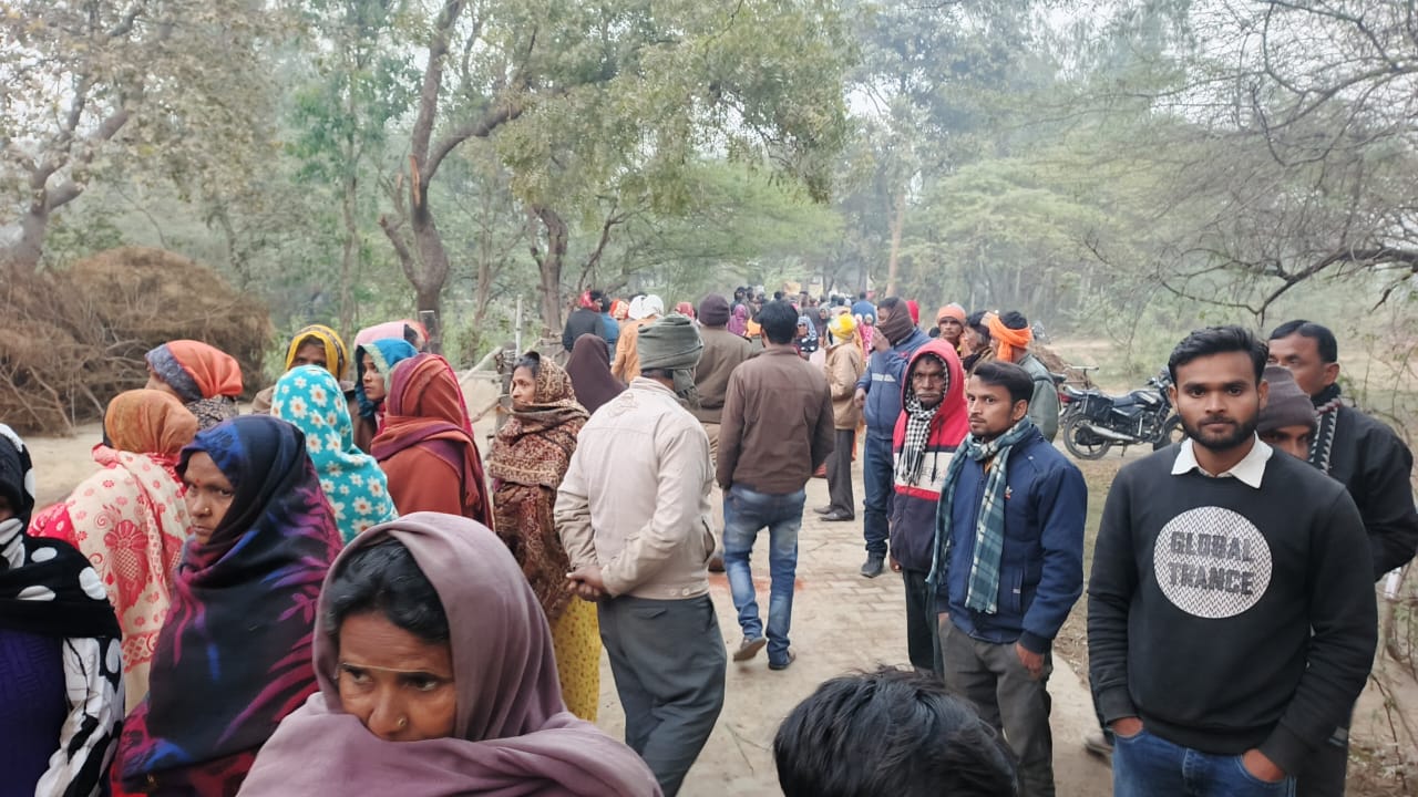 मासूम का शव मिलने के बाद एकत्र ग्रामीण.