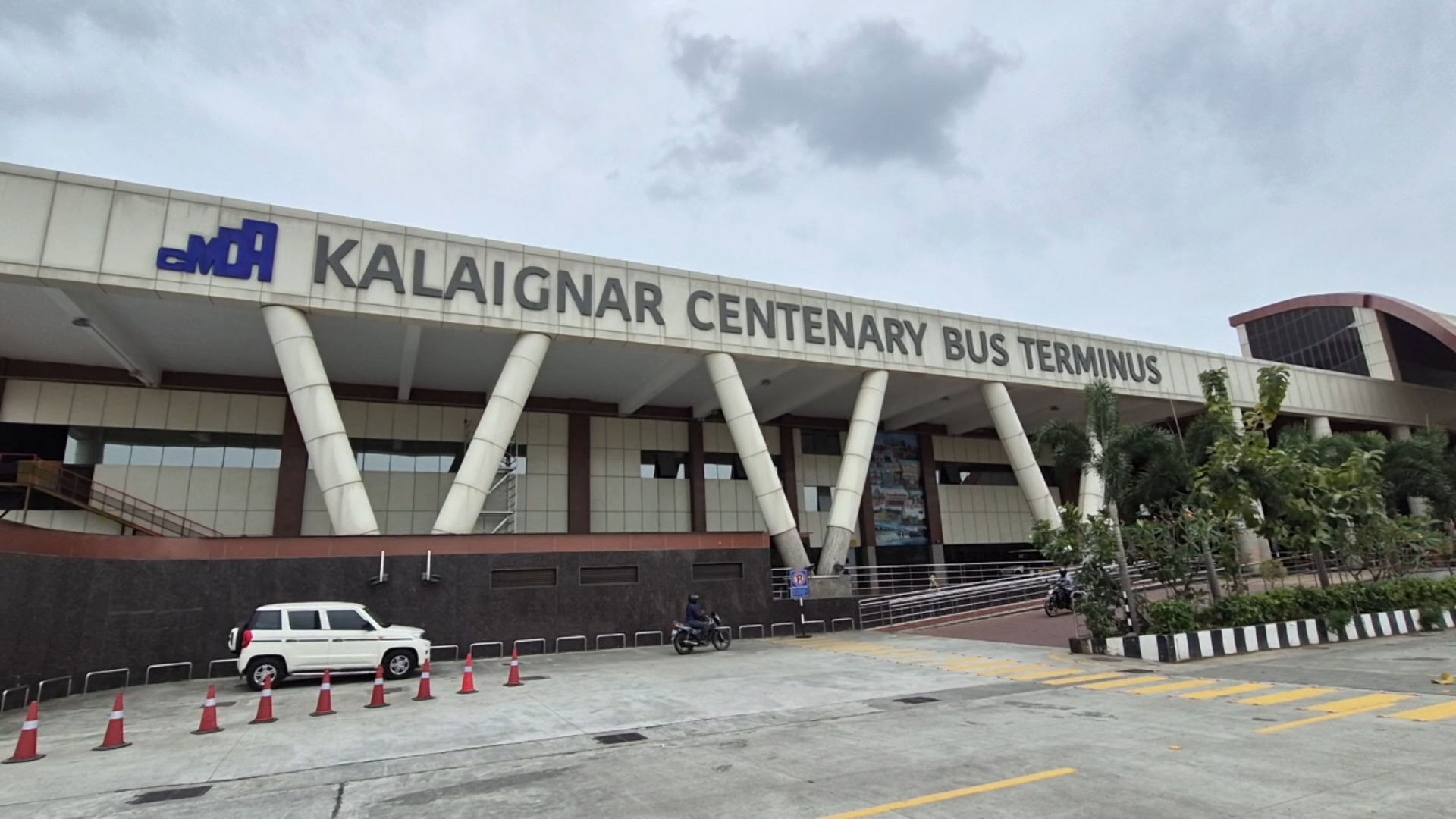 பயணிகள் கூட்டம் இல்லாமல் காணப்பட்ட பேருந்து நிலையம்