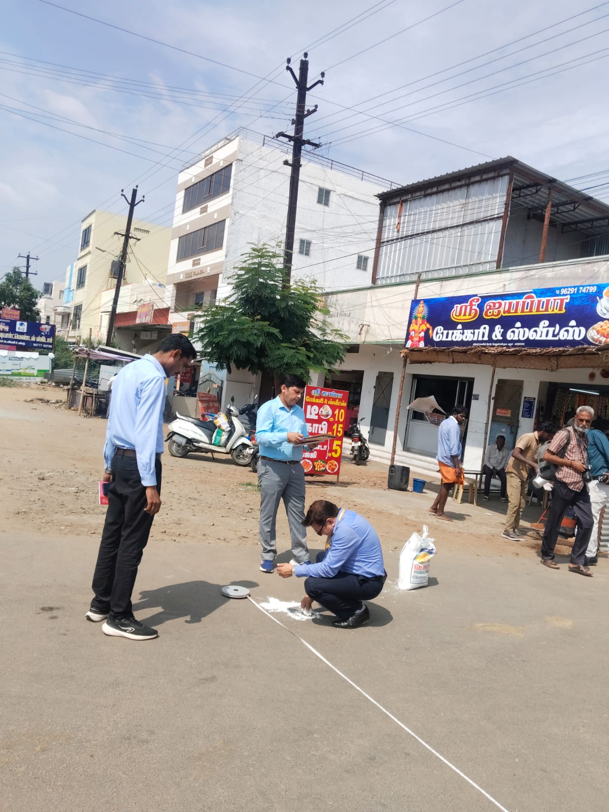 வேலுச்சாமிபுரத்தில் அதிகாரிகள் ஆய்வு