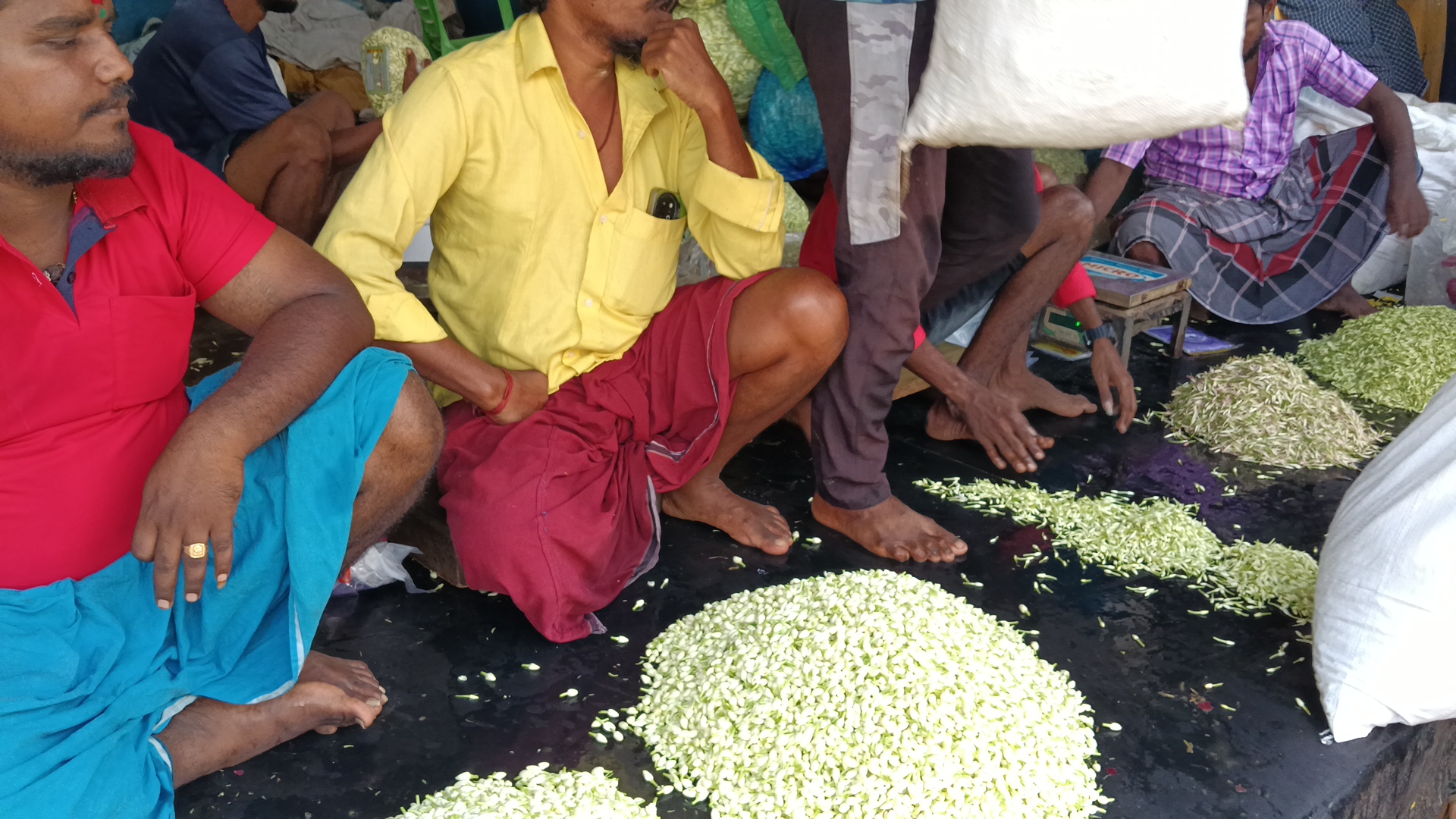 விற்பனைக்காக குறைந்த அளவில் வைக்கப்பட்டிருக்கும் மதுரை மல்லிகைப்பூ