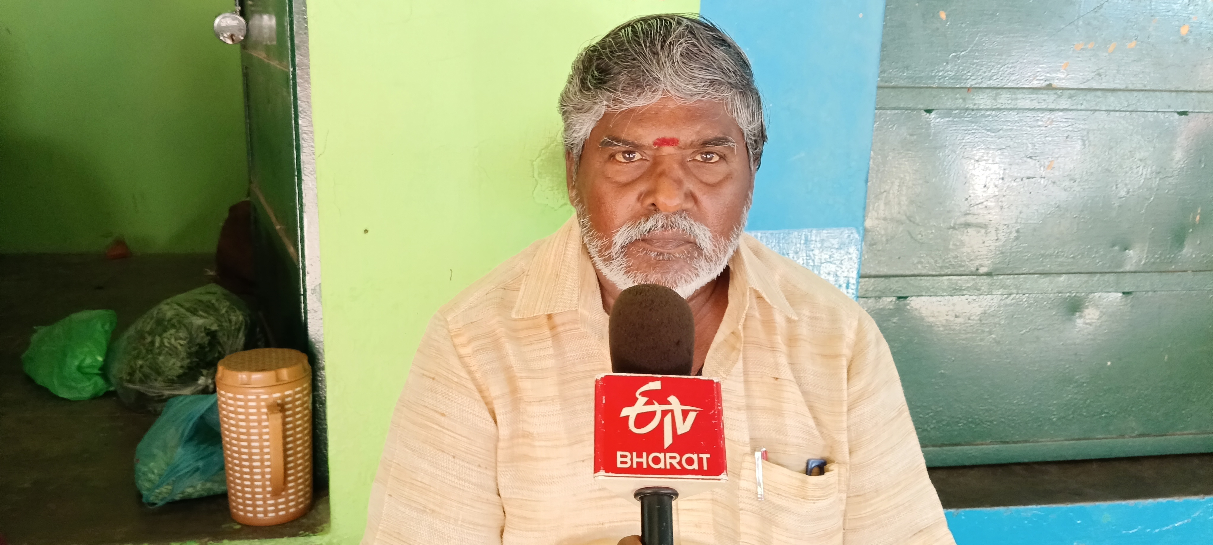 மாட்டுத்தாவணி மீனாட்சி மொத்த பூ வியாபாரிகள் சங்கத்தின் பொருளாளர் முருகன்