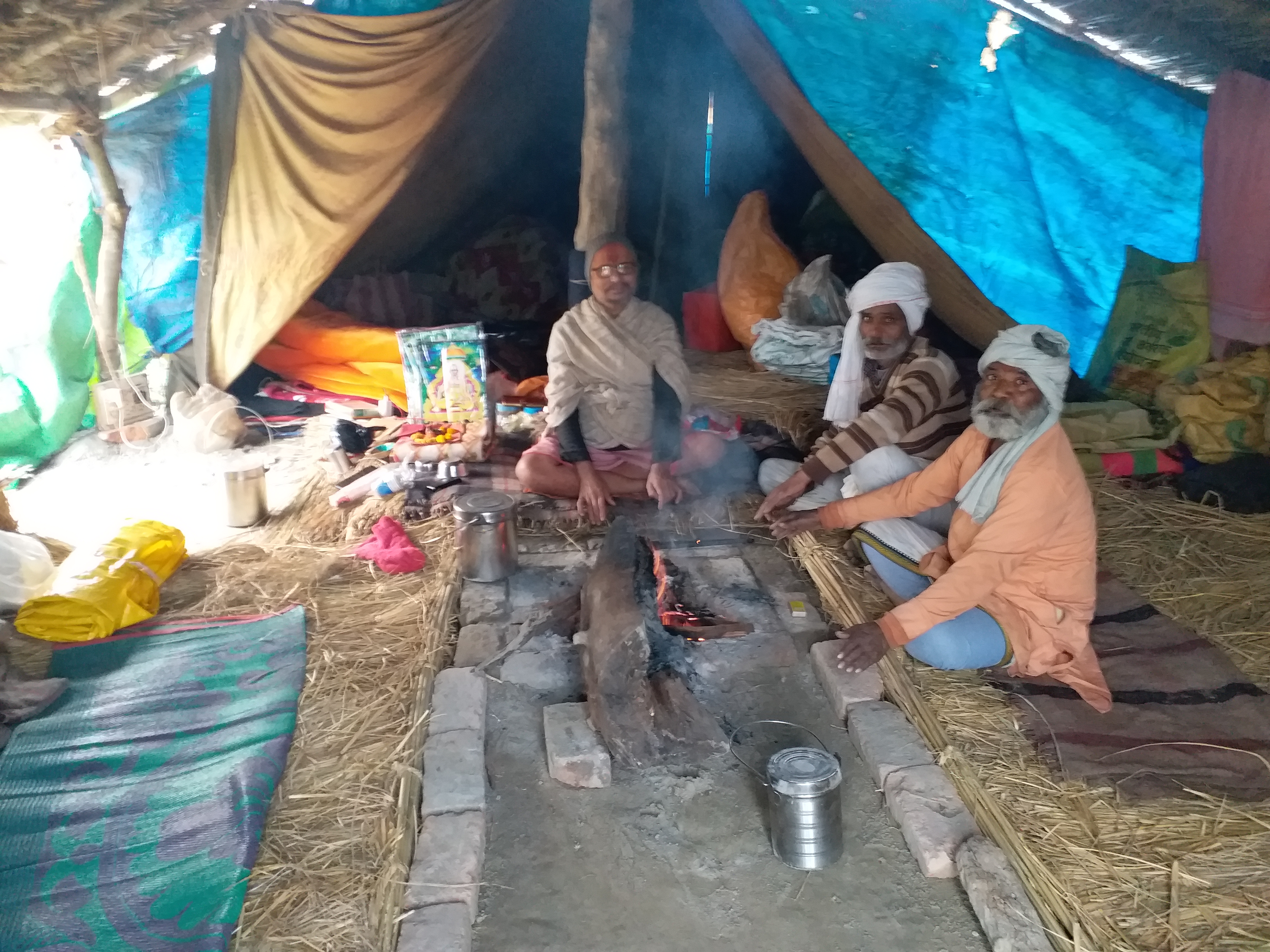 आग तापते हुए कल्पवासी