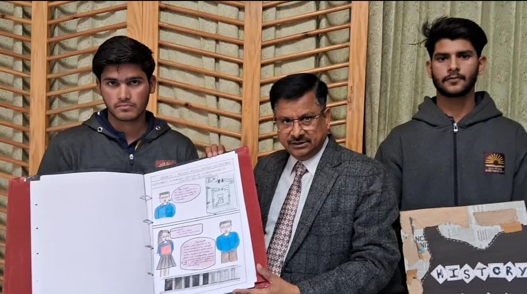 इतिहास में नवाचार; काॅमिक्स दिखाते शिक्षक व छात्र.