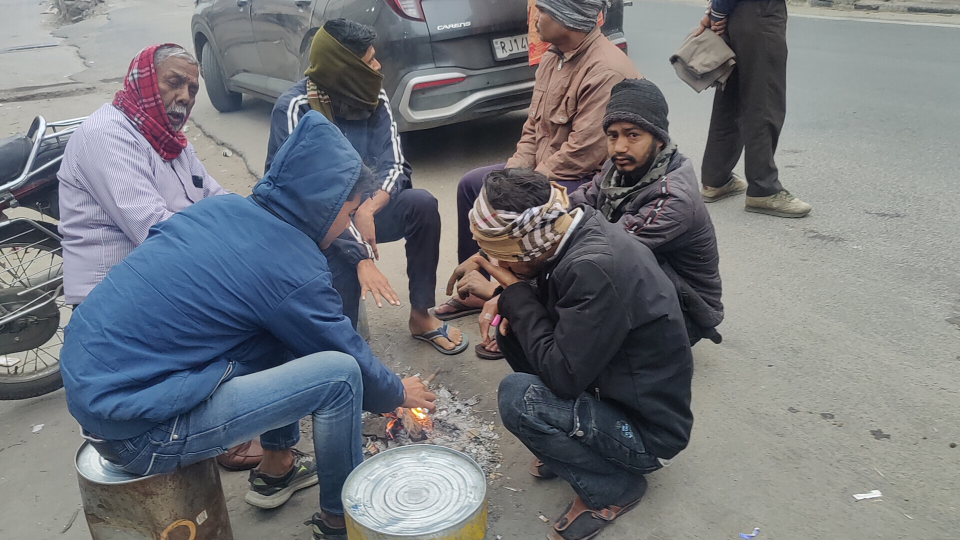 सर्दी में अलाव का सहारा लेते लोग