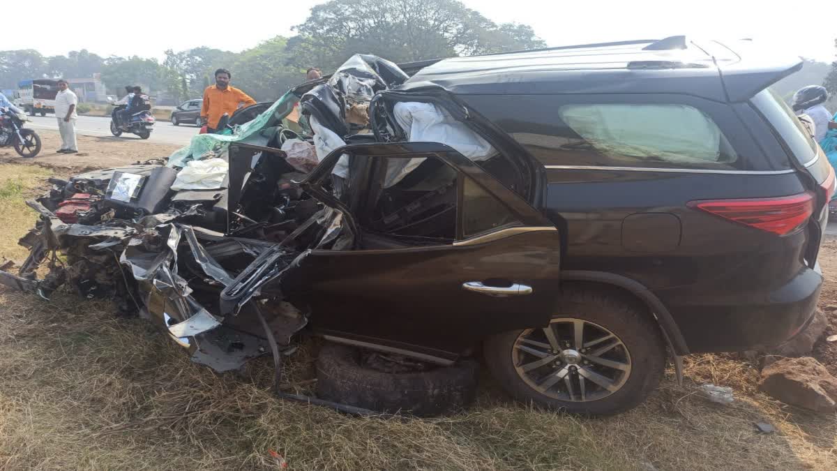 महाराष्ट्र : हाइवा से टकराने के बाद कार के परखच्चे उड़े, इंटरनेशनल शूटर की मौत