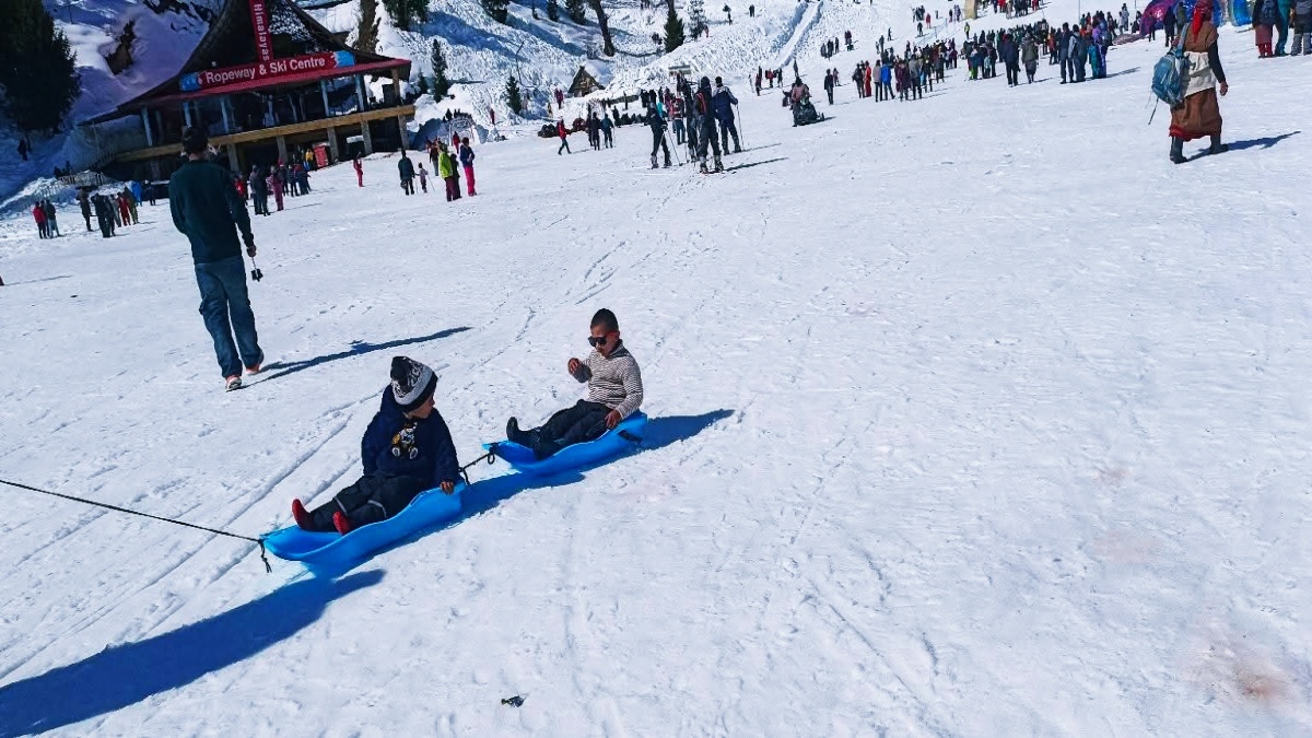 Tourists enjoying in Solang Valley