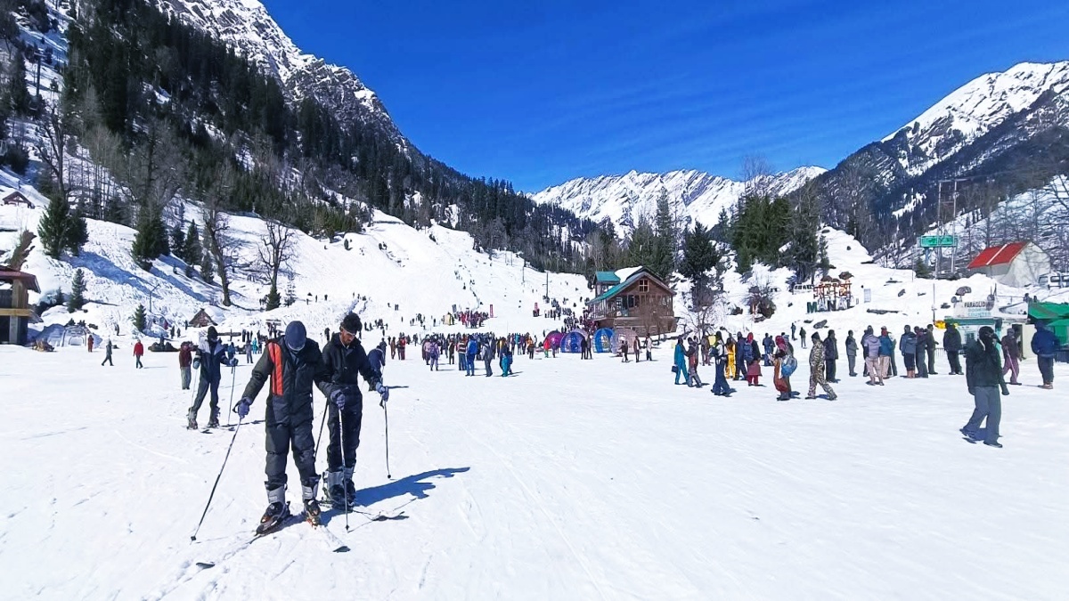 Tourists enjoying skiing in Solang Valley