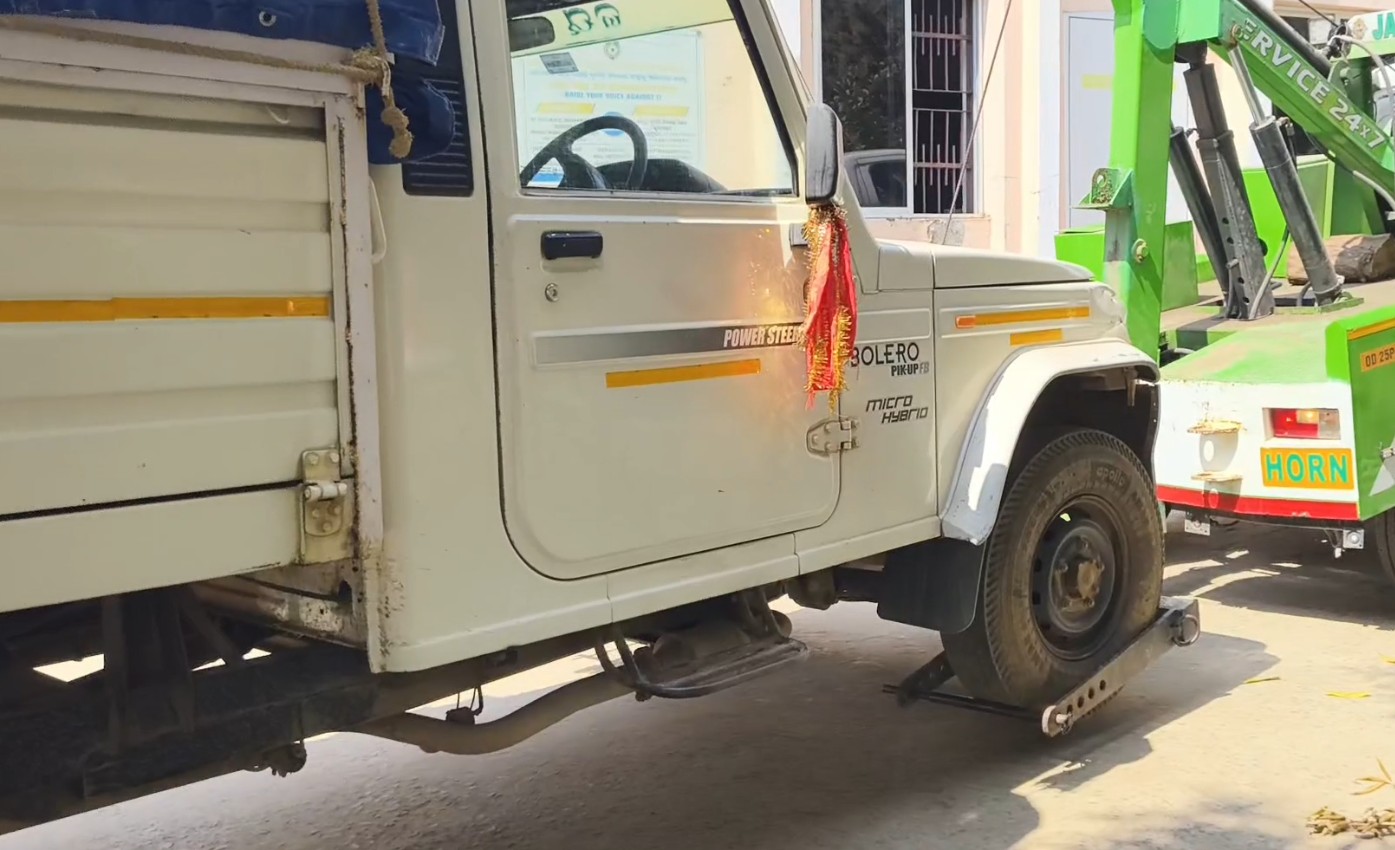 ଦୁଇଟି ପିକଅପ ଭ୍ୟାନ ଏବଂ ଗୋଟିଏ ମିନି ଟ୍ରକରେ ବିଭିନ୍ନ କମ୍ପାନୀର ଗୁଟଖା, ଖଇନି ଏବଂ ପାନ ମସଲା ଜର୍ଦା ବୋଝେଇ କରି ଚୋରା ଚାଲାଣ ପାଇଁ ଖୁଣ୍ଟବନ୍ଧ ଗାଁରେ ଲୁଚାଇ ରଖା ଯାଇଥିବା ବେଳେ ଖବର ପାଇ ସଦର ଥାନା ପୋଲିସ ପକ୍ଷରୁ ଚଢ଼ାଉ କରି ସେ ସବୁକୁ ଜବତ କରାଯାଇଛି ।