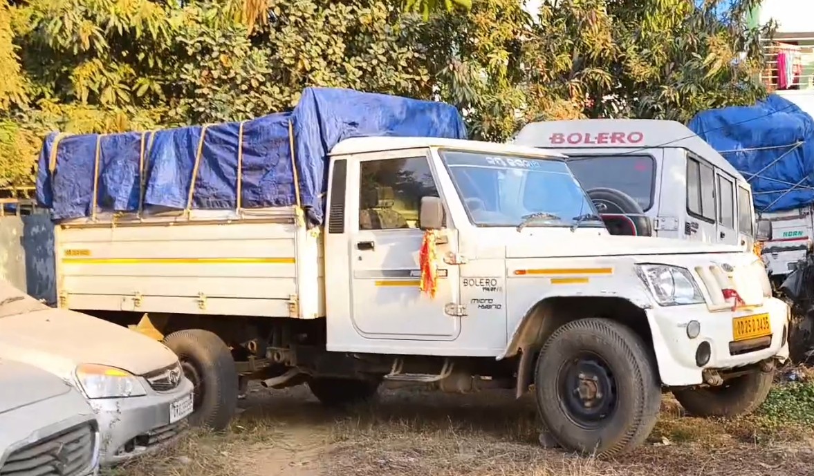 ଆଜି ସଦର ଥାନା ପକ୍ଷରୁ ଖୁଣ୍ଟୁବନ୍ଧ ଗାଁରେ ଚଢ଼ାଉ କରି 3ଟି ଗୁଟଖା ଵୋଝେଇ ଗାଡିକୁ ଜବତ କରିଛି ପୋଲିସ ।