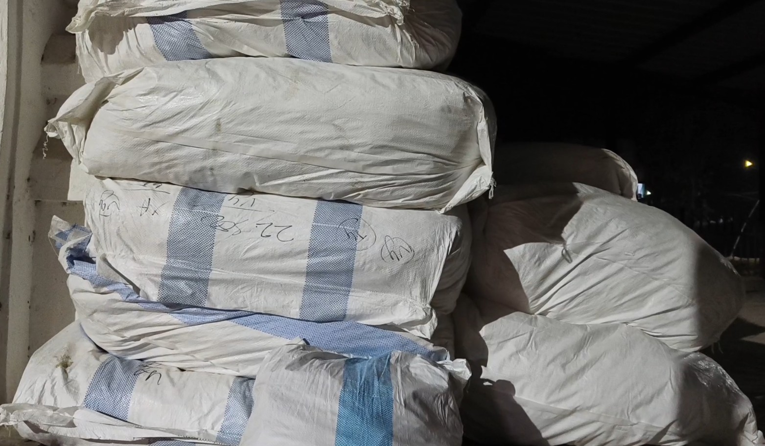 ଦୁଇଟି ପିକଅପ ଭ୍ୟାନ ଏବଂ ଗୋଟିଏ ମିନି ଟ୍ରକରେ ବିଭିନ୍ନ କମ୍ପାନୀର ଗୁଟଖା, ଖଇନି ଏବଂ ପାନ ମସଲା ଜର୍ଦା ବୋଝେଇ କରି ଚୋରା ଚାଲାଣ ପାଇଁ ଖୁଣ୍ଟବନ୍ଧ ଗାଁରେ ଲୁଚାଇ ରଖା ଯାଇଥିବା ବେଳେ ଖବର ପାଇ ସଦର ଥାନା ପୋଲିସ ପକ୍ଷରୁ ଚଢ଼ାଉ କରି ସେ ସବୁକୁ ଜବତ କରାଯାଇଛି ।