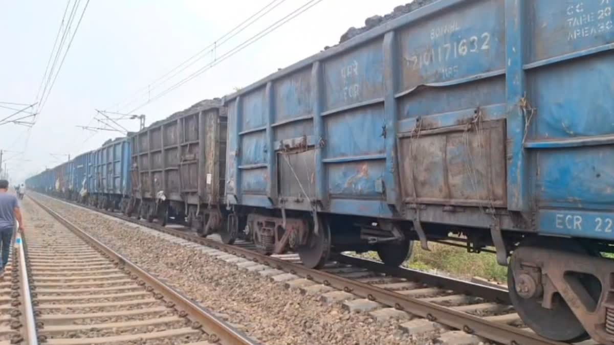 FREIGHT TRAIN COUPLING OPEN