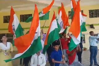 भारतीय टीम की जीत पर लोगों ने किया डांस.