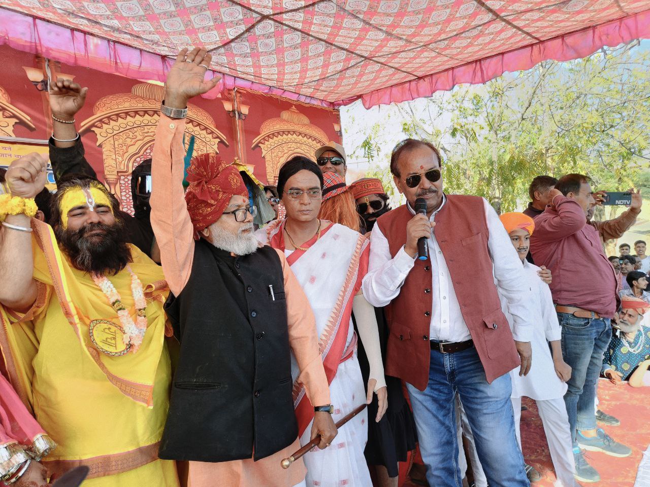 पीएम और राष्ट्रपति के वेश में कलाकार
