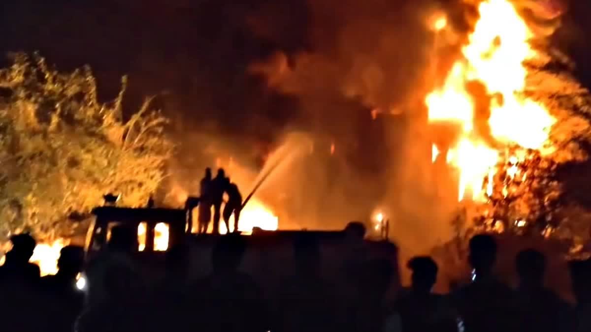 برہان پور میں پلاسٹک کے گودام میں زبردست آتشزدگی، فائر بریگیڈ کی 20 گاڑیاں آگ بجھانے میں ناکام رہیں