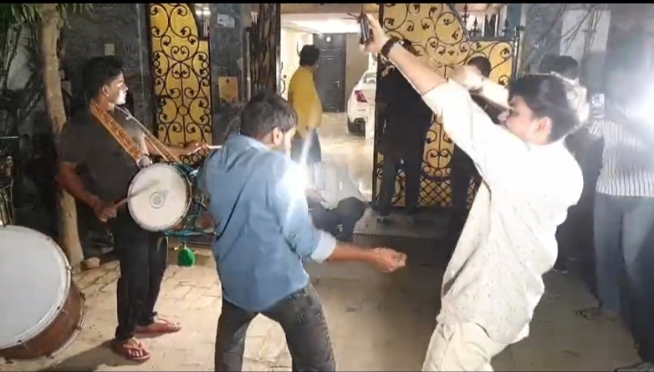 कानपुर में जश्न मनाते प्रशंसक.