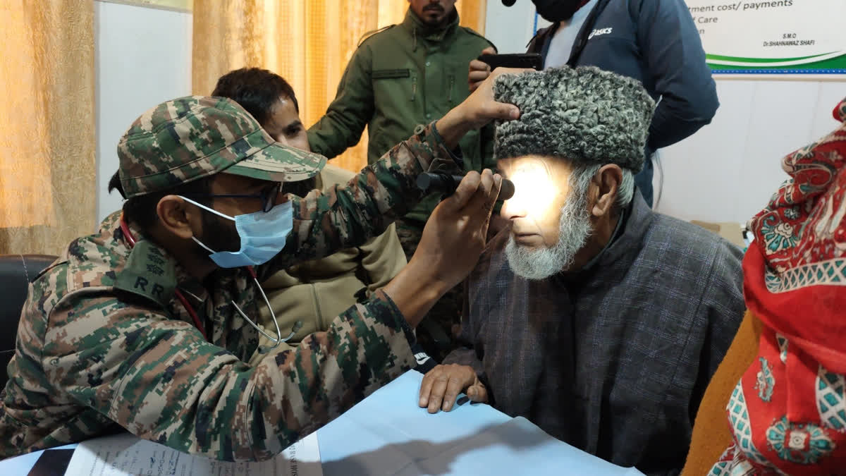 کاکاپورہ پلوامہ میں بھارتی فوج 5 سیکٹر راشٹریہ رائفلز کی جانب سے مفت طبی کیمپ