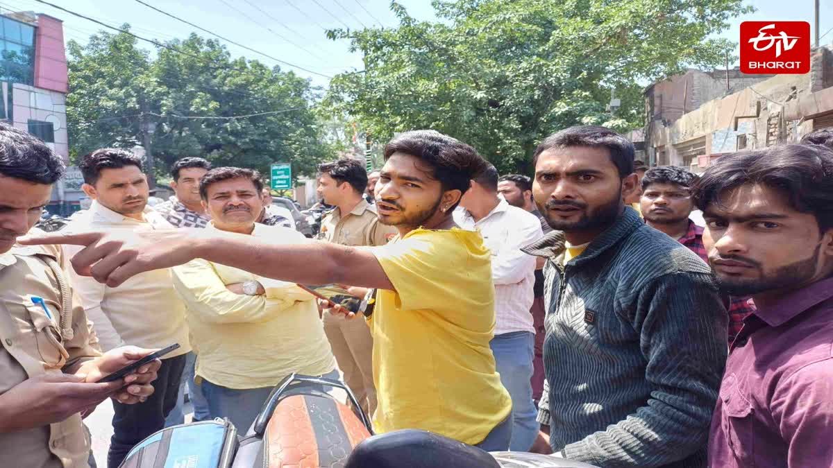 पुलिस से शिकायत करता पीड़ित युवक.