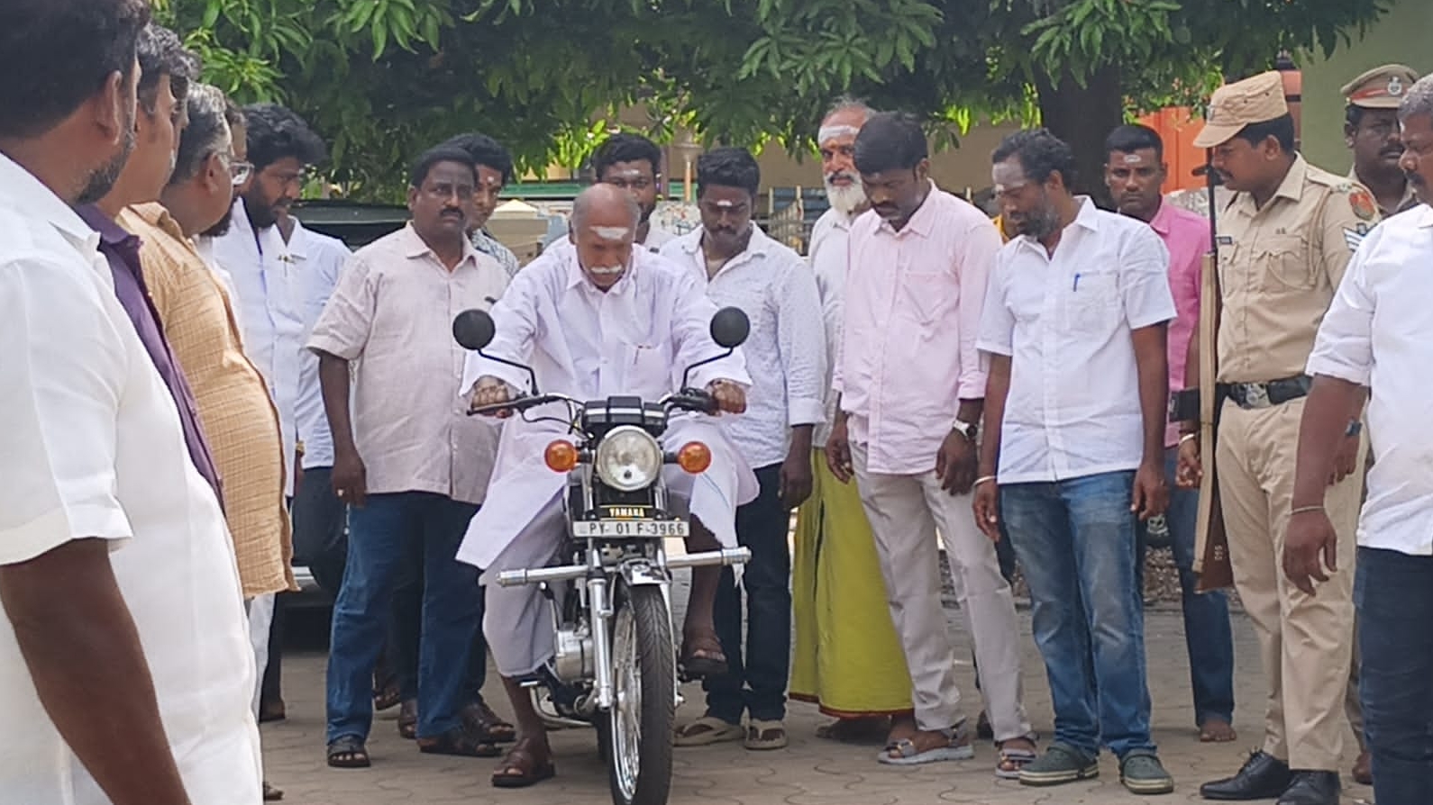 வாக்களிக்க பைக்கில் சென்ற முதலமைச்சர் ரங்கசாமி
