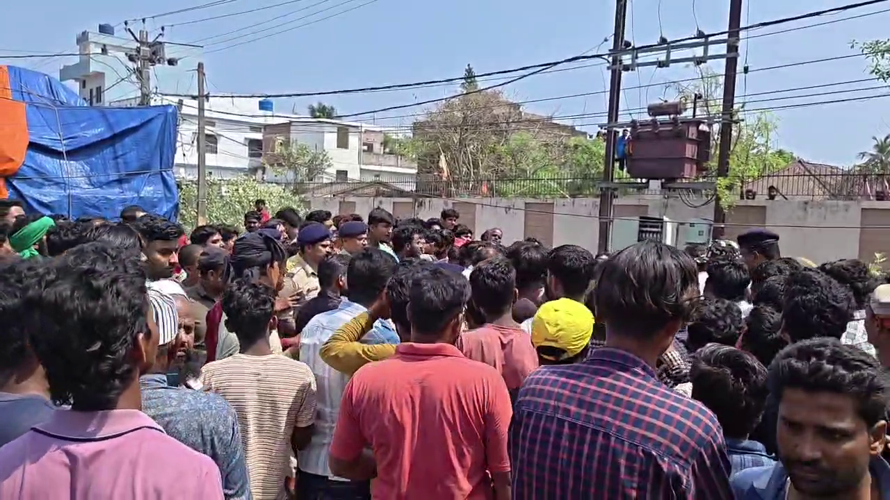घटनास्थल पर लोगों को समझाती पुलिस