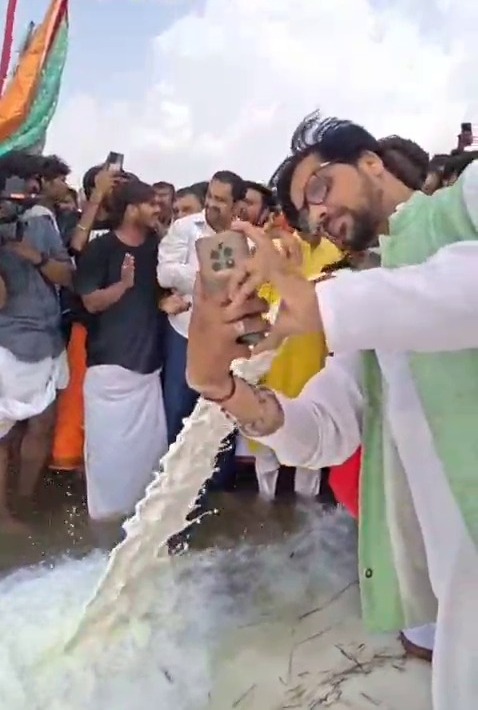 mp bpl milkinrivernarmada 09042026150128 0904f 1775727088 345 सफेद होती चली गई नर्मदा की धार, टैंकर से नदी में 11 हजार लीटर दूध बहाया