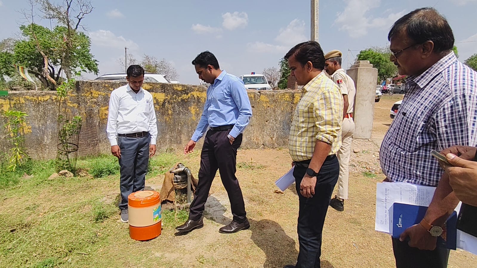 गांव का जायजा लेती टीम
