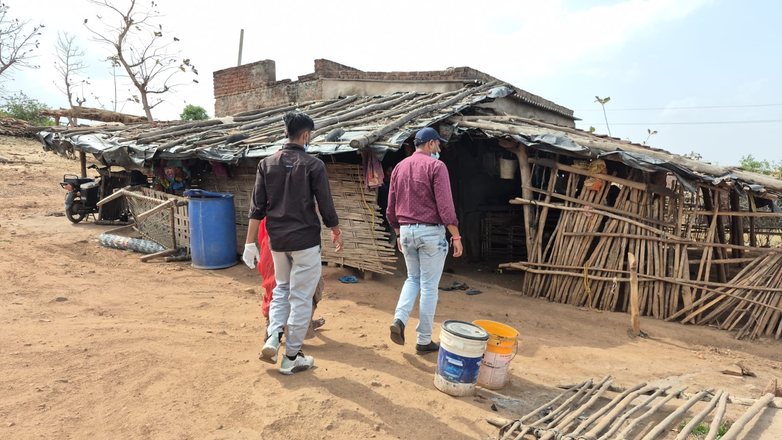 मेडिकल टीमें घर-घर जाकर बच्चों और आमजन की जांच कर रही