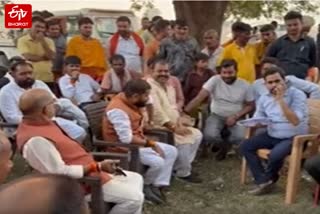 बहराइच में मिले विस्फोटक की जांच करने पहुंचे प्रशासनिक अधिकारी.