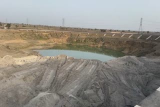 एक्सप्रेस-वे के इंटरचेंज पर बने तालाब