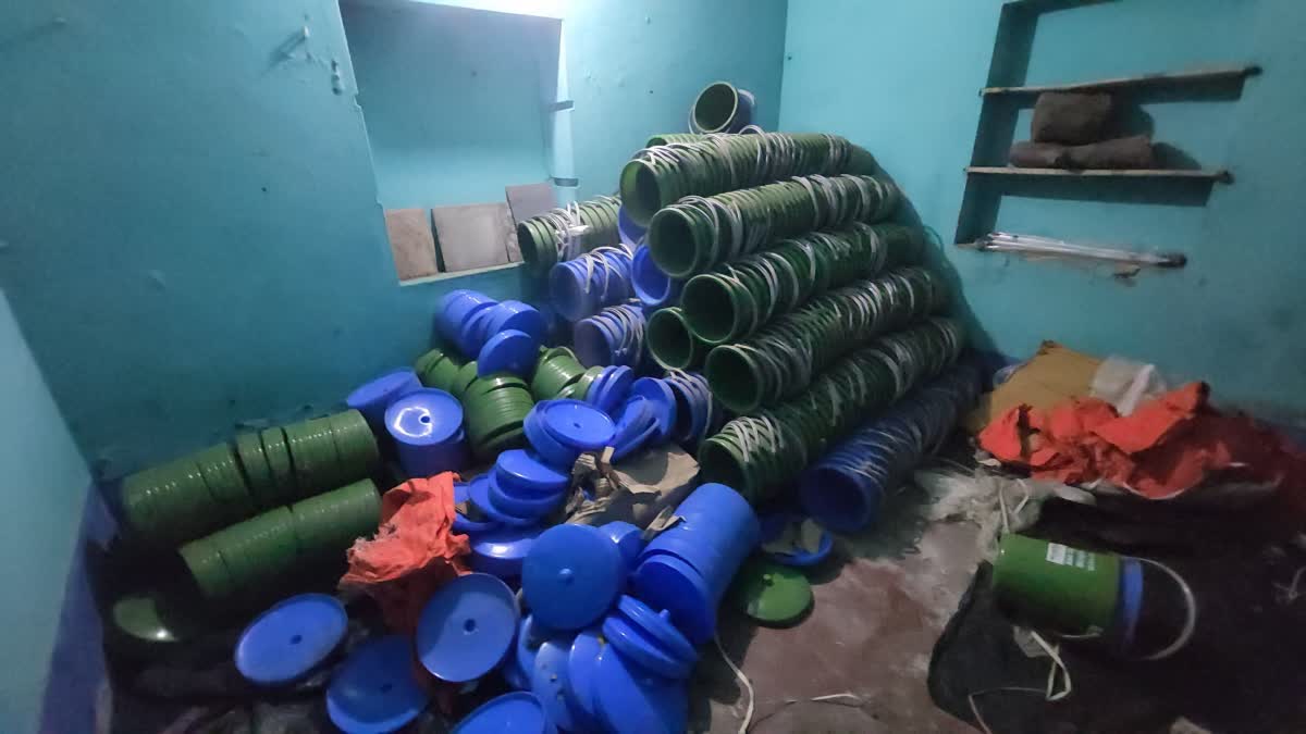 কাউন্সিলরের বাড়ি থেকে উদ্ধার প্রচুর 'নির্মল বাংলা'র বালতি-ত্রাণের ত্রিপল