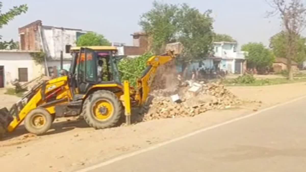 बहराइच में इंडो नेपाल बॉर्डर पर चला बुलडोजर