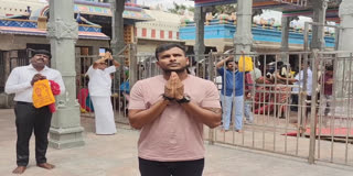 கிரிக்கெட் வீரர் நடராஜன் பழனி முருகன் கோயிலில் சாமி தரிசனம் செய்தார்