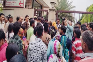 मृतकों के शव न मिलने पर परिजनों ने दिया अस्पताल के बाहर दिया धरना