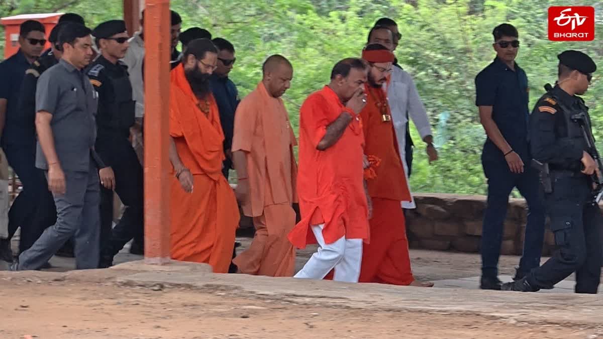 चित्रकूट में CM योगी ने 5 किलोमीटर की परिक्रमा की.