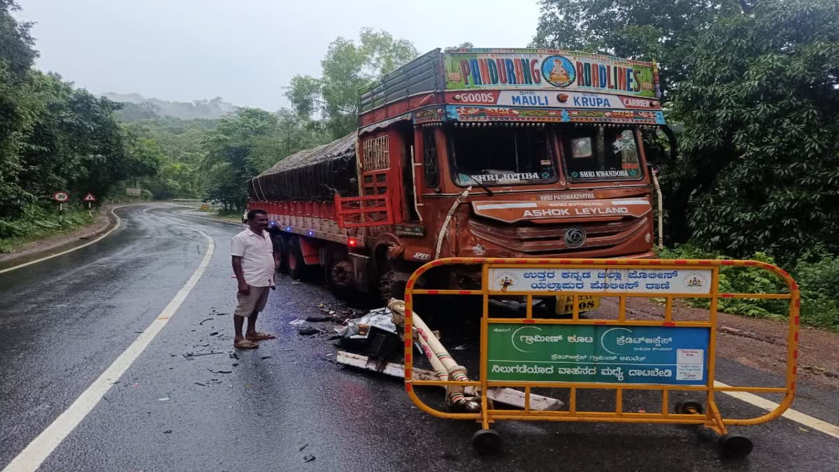 LORRY AND TOOFAN VEHICLE ACCIDENT  KARNATAKA HORRIFIC ACCIDENT  SIX DIED ON SPOT JEEP ACCIDENT  THREE SERIOUSLY INJURED