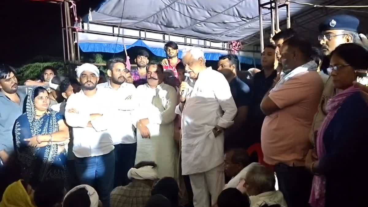मौके पर समझाइश करते मंत्री किरोड़ी लाल मीणा