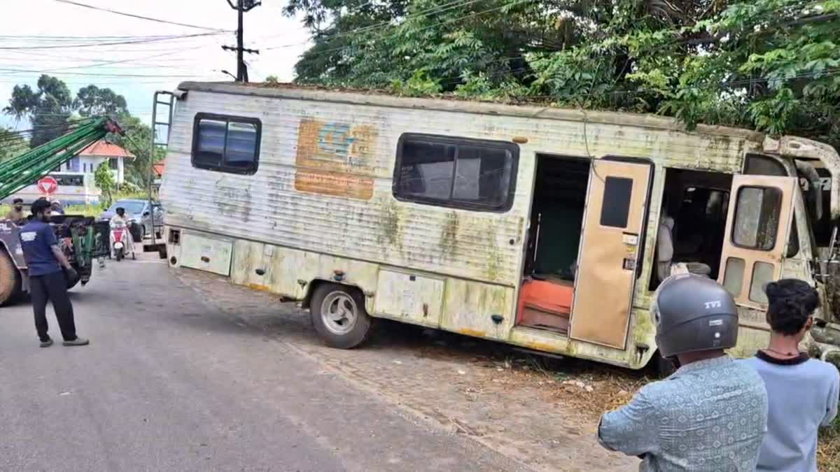 Monson Mavunkal  luxury caravan  Cherthala Police Station  caravan sold auction