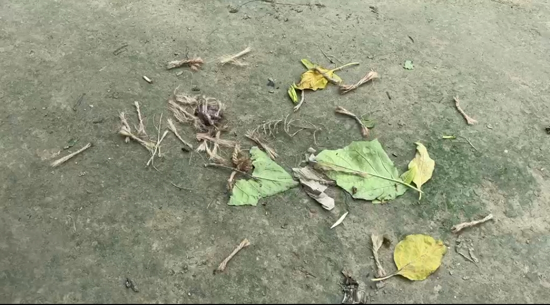 फटे बम के अवशेषों को पुलिस ने किया इकट्ठा