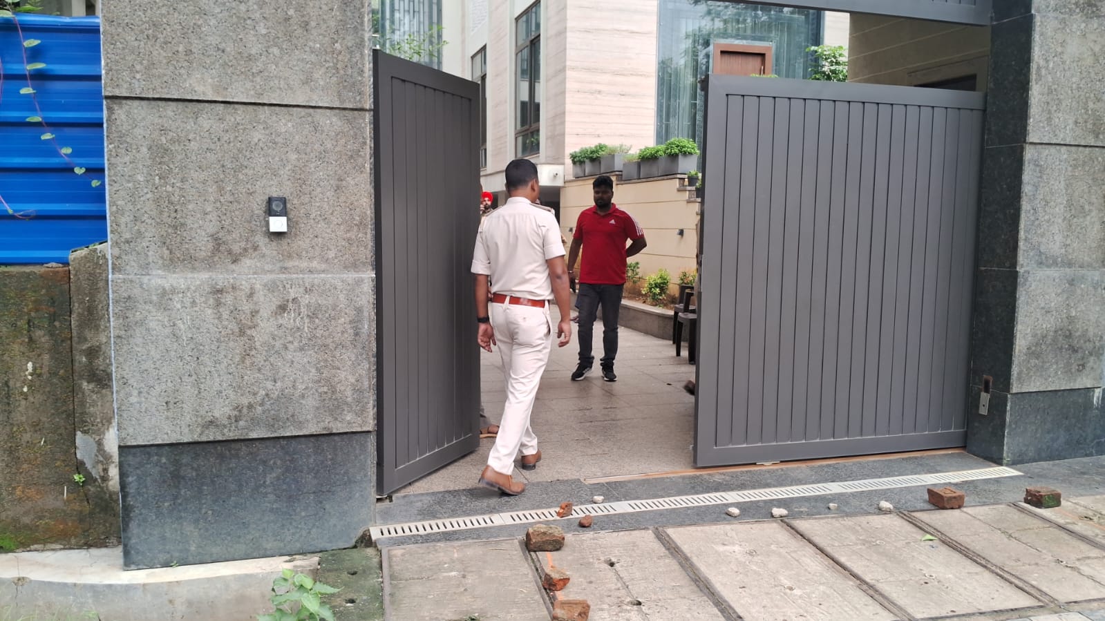 builder bodyguard shot by his own rifle in Ranchi