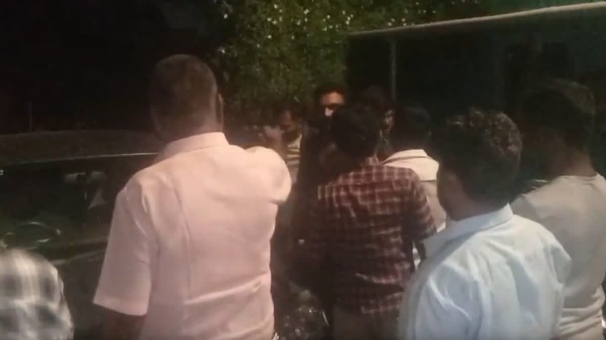 பெண்களை தகாத வார்த்தைகளால் பேசிய திமுக நிர்வாகிகள்