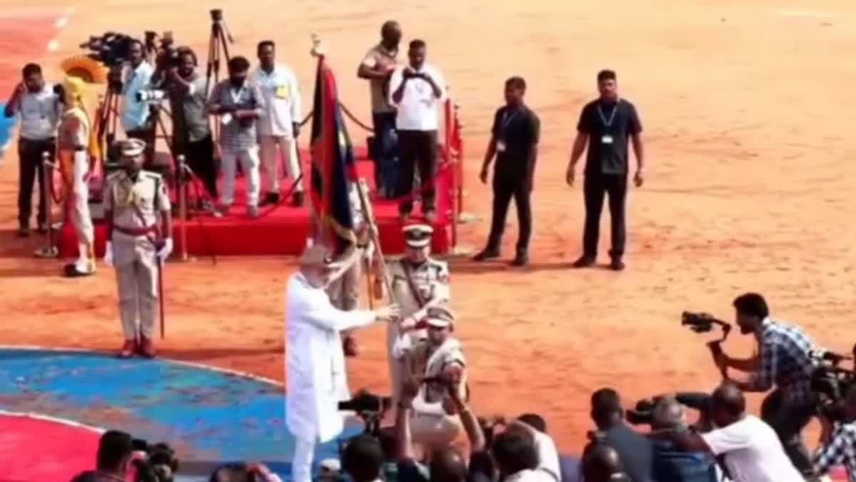புதுச்சேரி காவலர்களுக்கு வண்ணக்கொடி விருது வழங்கும் நிகழ்ச்சி