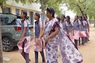 மாணவிகளுடன் ஆசிரியை இசபெல்லா
