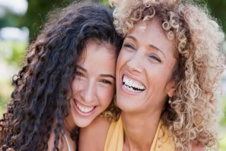 Is your hair curly? Is it difficult to manage? Then try this method!
