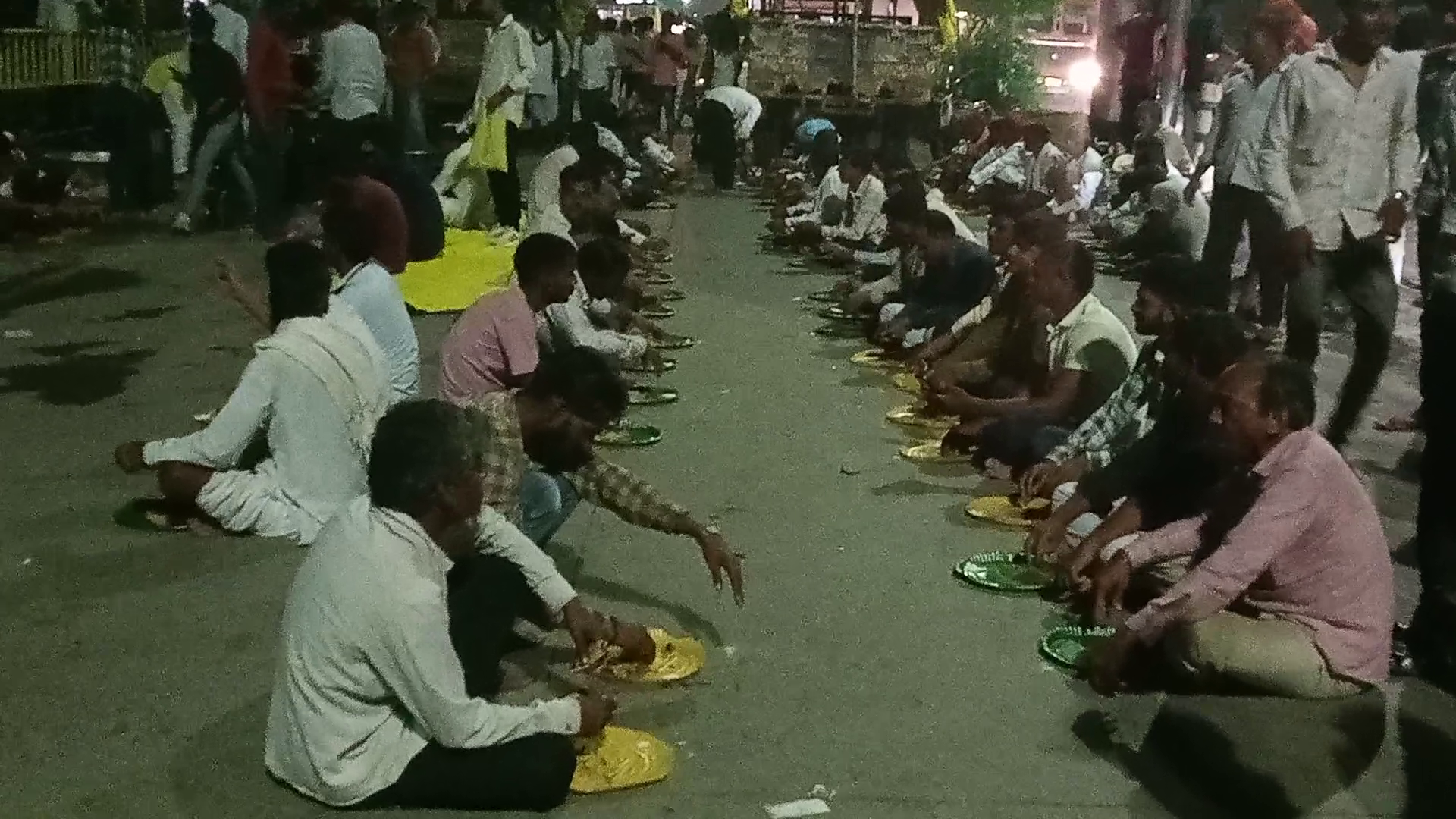 सड़क पर पंगत
