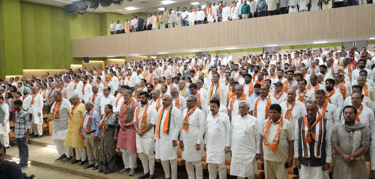 बैठक में सैकड़ों पदाधिकारी और कार्यकर्ता शामिल हुए