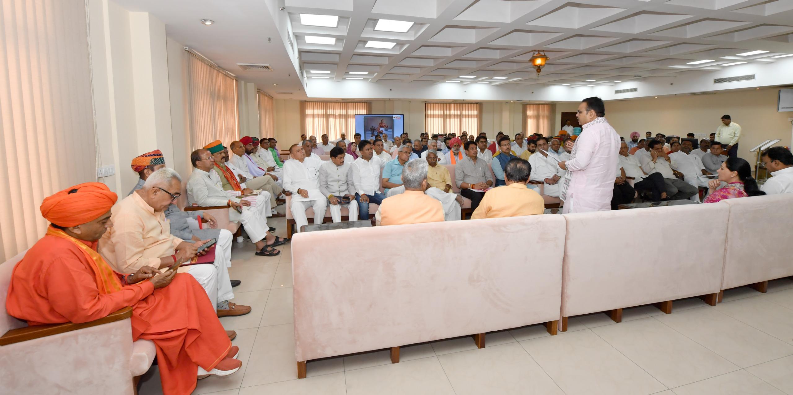 बैठक मौजूदा सत्र को लेकर विभिन्न विषयों पर चर्चा