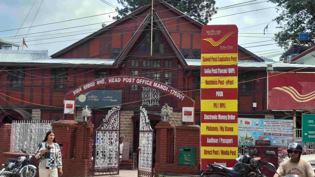 मंडी हेड पोस्ट ऑफिस से ड्रोन के जरिए सब पोस्ट ऑफिस में भेजी जा रही डाक