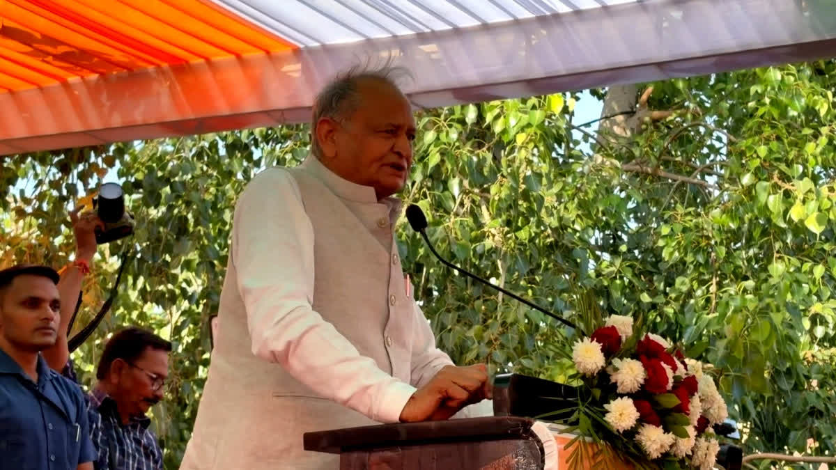 Ashok Gehlot addressing the gathering