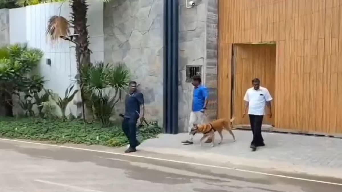 நீலாங்கரையில் உள்ள விஜய் வீடு