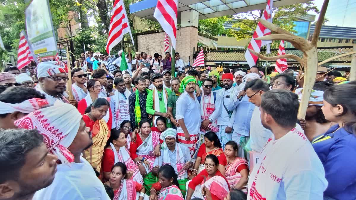 कुड़मी को आदिवासी मे शामिल करने की मांग का विरोध, आदिवासी संगठन ने निकाली  विशाल रैली